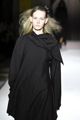 Paris Fashion Week, Yohji Yamamoto Modenschau Défilé Yohji Yamamoto Collection Prêt à Porter Automne Hiver 2025 2026 lors de la Fashion Week de Paris PFW Défilé Yohji Yamamoto Collection Prêt à Porter Automne Hiver 2025 2026 lors de la Fashion Week de Paris PFW le 7 mars 2025 Yohji Yamamoto Fall Winter 2025 2026 Ready to Wear Collection fashion show during Paris Fashion Week PFW on March 7, 2025 Paris France  Copyright: xAgencex xBestimagexAgencex xBestimagex