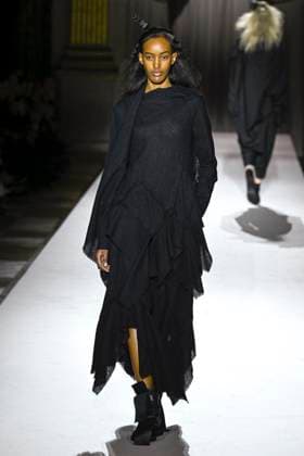 Paris Fashion Week, Yohji Yamamoto Modenschau Défilé Yohji Yamamoto Collection Prêt à Porter Automne Hiver 2025 2026 lors de la Fashion Week de Paris PFW Défilé Yohji Yamamoto Collection Prêt à Porter Automne Hiver 2025 2026 lors de la Fashion Week de Paris PFW le 7 mars 2025 Yohji Yamamoto Fall Winter 2025 2026 Ready to Wear Collection fashion show during Paris Fashion Week PFW on March 7, 2025 Paris France  Copyright: xAgencex xBestimagexAgencex xBestimagex