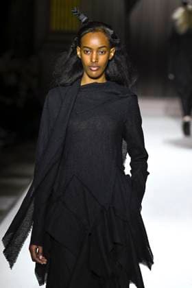 Paris Fashion Week, Yohji Yamamoto Modenschau Défilé Yohji Yamamoto Collection Prêt à Porter Automne Hiver 2025 2026 lors de la Fashion Week de Paris PFW Défilé Yohji Yamamoto Collection Prêt à Porter Automne Hiver 2025 2026 lors de la Fashion Week de Paris PFW le 7 mars 2025 Yohji Yamamoto Fall Winter 2025 2026 Ready to Wear Collection fashion show during Paris Fashion Week PFW on March 7, 2025 Paris France  Copyright: xAgencex xBestimagexAgencex xBestimagex