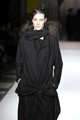 Paris Fashion Week, Yohji Yamamoto Modenschau Défilé Yohji Yamamoto Collection Prêt à Porter Automne Hiver 2025 2026 lors de la Fashion Week de Paris PFW Défilé Yohji Yamamoto Collection Prêt à Porter Automne Hiver 2025 2026 lors de la Fashion Week de Paris PFW le 7 mars 2025 Yohji Yamamoto Fall Winter 2025 2026 Ready to Wear Collection fashion show during Paris Fashion Week PFW on March 7, 2025 Paris France  Copyright: xAgencex xBestimagexAgencex xBestimagex