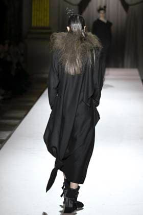 Paris Fashion Week, Yohji Yamamoto Modenschau Défilé Yohji Yamamoto Collection Prêt à Porter Automne Hiver 2025 2026 lors de la Fashion Week de Paris PFW Défilé Yohji Yamamoto Collection Prêt à Porter Automne Hiver 2025 2026 lors de la Fashion Week de Paris PFW le 7 mars 2025 Yohji Yamamoto Fall Winter 2025 2026 Ready to Wear Collection fashion show during Paris Fashion Week PFW on March 7, 2025 Paris France  Copyright: xAgencex xBestimagexAgencex xBestimagex