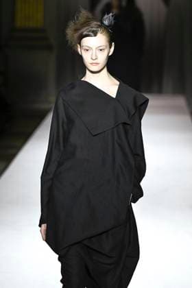 Paris Fashion Week, Yohji Yamamoto Modenschau Défilé Yohji Yamamoto Collection Prêt à Porter Automne Hiver 2025 2026 lors de la Fashion Week de Paris PFW Défilé Yohji Yamamoto Collection Prêt à Porter Automne Hiver 2025 2026 lors de la Fashion Week de Paris PFW le 7 mars 2025 Yohji Yamamoto Fall Winter 2025 2026 Ready to Wear Collection fashion show during Paris Fashion Week PFW on March 7, 2025 Paris France  Copyright: xAgencex xBestimagexAgencex xBestimagex