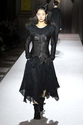 Paris Fashion Week, Yohji Yamamoto Modenschau Défilé Yohji Yamamoto Collection Prêt à Porter Automne Hiver 2025 2026 lors de la Fashion Week de Paris PFW Défilé Yohji Yamamoto Collection Prêt à Porter Automne Hiver 2025 2026 lors de la Fashion Week de Paris PFW le 7 mars 2025 Yohji Yamamoto Fall Winter 2025 2026 Ready to Wear Collection fashion show during Paris Fashion Week PFW on March 7, 2025 Paris France  Copyright: xAgencex xBestimagexAgencex xBestimagex