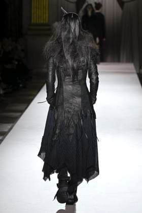 Paris Fashion Week, Yohji Yamamoto Modenschau Défilé Yohji Yamamoto Collection Prêt à Porter Automne Hiver 2025 2026 lors de la Fashion Week de Paris PFW Défilé Yohji Yamamoto Collection Prêt à Porter Automne Hiver 2025 2026 lors de la Fashion Week de Paris PFW le 7 mars 2025 Yohji Yamamoto Fall Winter 2025 2026 Ready to Wear Collection fashion show during Paris Fashion Week PFW on March 7, 2025 Paris France  Copyright: xAgencex xBestimagexAgencex xBestimagex