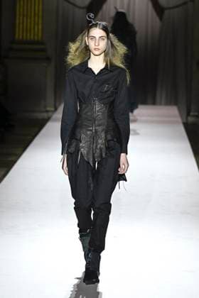 Paris Fashion Week, Yohji Yamamoto Modenschau Défilé Yohji Yamamoto Collection Prêt à Porter Automne Hiver 2025 2026 lors de la Fashion Week de Paris PFW Défilé Yohji Yamamoto Collection Prêt à Porter Automne Hiver 2025 2026 lors de la Fashion Week de Paris PFW le 7 mars 2025 Yohji Yamamoto Fall Winter 2025 2026 Ready to Wear Collection fashion show during Paris Fashion Week PFW on March 7, 2025 Paris France  Copyright: xAgencex xBestimagexAgencex xBestimagex