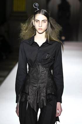 Paris Fashion Week, Yohji Yamamoto Modenschau Défilé Yohji Yamamoto Collection Prêt à Porter Automne Hiver 2025 2026 lors de la Fashion Week de Paris PFW Défilé Yohji Yamamoto Collection Prêt à Porter Automne Hiver 2025 2026 lors de la Fashion Week de Paris PFW le 7 mars 2025 Yohji Yamamoto Fall Winter 2025 2026 Ready to Wear Collection fashion show during Paris Fashion Week PFW on March 7, 2025 Paris France  Copyright: xAgencex xBestimagexAgencex xBestimagex