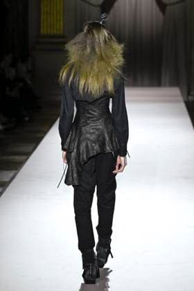 Paris Fashion Week, Yohji Yamamoto Modenschau Défilé Yohji Yamamoto Collection Prêt à Porter Automne Hiver 2025 2026 lors de la Fashion Week de Paris PFW Défilé Yohji Yamamoto Collection Prêt à Porter Automne Hiver 2025 2026 lors de la Fashion Week de Paris PFW le 7 mars 2025 Yohji Yamamoto Fall Winter 2025 2026 Ready to Wear Collection fashion show during Paris Fashion Week PFW on March 7, 2025 Paris France  Copyright: xAgencex xBestimagexAgencex xBestimagex