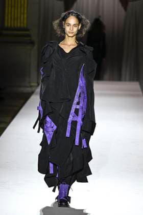 Paris Fashion Week, Yohji Yamamoto Modenschau Défilé Yohji Yamamoto Collection Prêt à Porter Automne Hiver 2025 2026 lors de la Fashion Week de Paris PFW Défilé Yohji Yamamoto Collection Prêt à Porter Automne Hiver 2025 2026 lors de la Fashion Week de Paris PFW le 7 mars 2025 Yohji Yamamoto Fall Winter 2025 2026 Ready to Wear Collection fashion show during Paris Fashion Week PFW on March 7, 2025 Paris France  Copyright: xAgencex xBestimagexAgencex xBestimagex