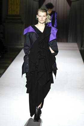Paris Fashion Week, Yohji Yamamoto Modenschau Défilé Yohji Yamamoto Collection Prêt à Porter Automne Hiver 2025 2026 lors de la Fashion Week de Paris PFW Défilé Yohji Yamamoto Collection Prêt à Porter Automne Hiver 2025 2026 lors de la Fashion Week de Paris PFW le 7 mars 2025 Yohji Yamamoto Fall Winter 2025 2026 Ready to Wear Collection fashion show during Paris Fashion Week PFW on March 7, 2025 Paris France  Copyright: xAgencex xBestimagexAgencex xBestimagex