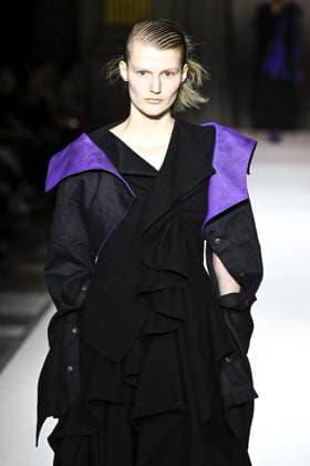 Paris Fashion Week, Yohji Yamamoto Modenschau Défilé Yohji Yamamoto Collection Prêt à Porter Automne Hiver 2025 2026 lors de la Fashion Week de Paris PFW Défilé Yohji Yamamoto Collection Prêt à Porter Automne Hiver 2025 2026 lors de la Fashion Week de Paris PFW le 7 mars 2025 Yohji Yamamoto Fall Winter 2025 2026 Ready to Wear Collection fashion show during Paris Fashion Week PFW on March 7, 2025 Paris France  Copyright: xAgencex xBestimagexAgencex xBestimagex
