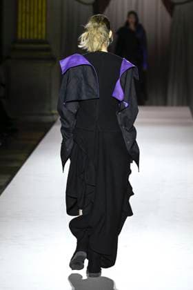 Paris Fashion Week, Yohji Yamamoto Modenschau Défilé Yohji Yamamoto Collection Prêt à Porter Automne Hiver 2025 2026 lors de la Fashion Week de Paris PFW Défilé Yohji Yamamoto Collection Prêt à Porter Automne Hiver 2025 2026 lors de la Fashion Week de Paris PFW le 7 mars 2025 Yohji Yamamoto Fall Winter 2025 2026 Ready to Wear Collection fashion show during Paris Fashion Week PFW on March 7, 2025 Paris France  Copyright: xAgencex xBestimagexAgencex xBestimagex