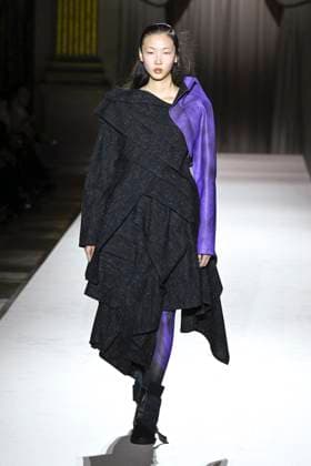 Paris Fashion Week, Yohji Yamamoto Modenschau Défilé Yohji Yamamoto Collection Prêt à Porter Automne Hiver 2025 2026 lors de la Fashion Week de Paris PFW Défilé Yohji Yamamoto Collection Prêt à Porter Automne Hiver 2025 2026 lors de la Fashion Week de Paris PFW le 7 mars 2025 Yohji Yamamoto Fall Winter 2025 2026 Ready to Wear Collection fashion show during Paris Fashion Week PFW on March 7, 2025 Paris France  Copyright: xAgencex xBestimagexAgencex xBestimagex
