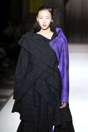 Paris Fashion Week, Yohji Yamamoto Modenschau Défilé Yohji Yamamoto Collection Prêt à Porter Automne Hiver 2025 2026 lors de la Fashion Week de Paris PFW Défilé Yohji Yamamoto Collection Prêt à Porter Automne Hiver 2025 2026 lors de la Fashion Week de Paris PFW le 7 mars 2025 Yohji Yamamoto Fall Winter 2025 2026 Ready to Wear Collection fashion show during Paris Fashion Week PFW on March 7, 2025 Paris France  Copyright: xAgencex xBestimagexAgencex xBestimagex