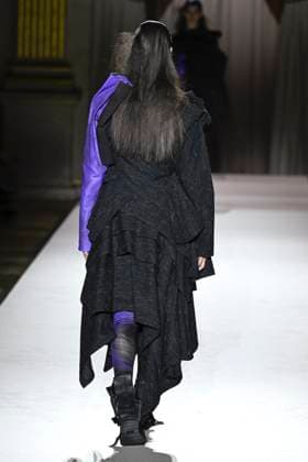 Paris Fashion Week, Yohji Yamamoto Modenschau Défilé Yohji Yamamoto Collection Prêt à Porter Automne Hiver 2025 2026 lors de la Fashion Week de Paris PFW Défilé Yohji Yamamoto Collection Prêt à Porter Automne Hiver 2025 2026 lors de la Fashion Week de Paris PFW le 7 mars 2025 Yohji Yamamoto Fall Winter 2025 2026 Ready to Wear Collection fashion show during Paris Fashion Week PFW on March 7, 2025 Paris France  Copyright: xAgencex xBestimagexAgencex xBestimagex