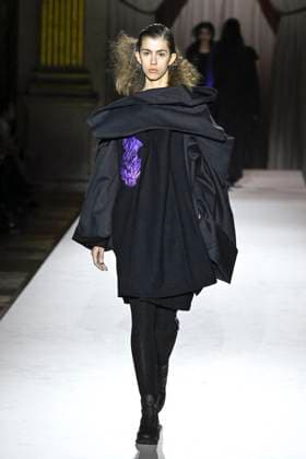 Paris Fashion Week, Yohji Yamamoto Modenschau Défilé Yohji Yamamoto Collection Prêt à Porter Automne Hiver 2025 2026 lors de la Fashion Week de Paris PFW Défilé Yohji Yamamoto Collection Prêt à Porter Automne Hiver 2025 2026 lors de la Fashion Week de Paris PFW le 7 mars 2025 Yohji Yamamoto Fall Winter 2025 2026 Ready to Wear Collection fashion show during Paris Fashion Week PFW on March 7, 2025 Paris France  Copyright: xAgencex xBestimagexAgencex xBestimagex