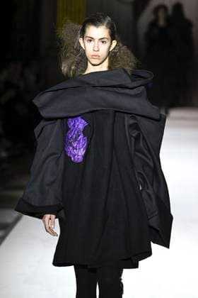 Paris Fashion Week, Yohji Yamamoto Modenschau Défilé Yohji Yamamoto Collection Prêt à Porter Automne Hiver 2025 2026 lors de la Fashion Week de Paris PFW Défilé Yohji Yamamoto Collection Prêt à Porter Automne Hiver 2025 2026 lors de la Fashion Week de Paris PFW le 7 mars 2025 Yohji Yamamoto Fall Winter 2025 2026 Ready to Wear Collection fashion show during Paris Fashion Week PFW on March 7, 2025 Paris France  Copyright: xAgencex xBestimagexAgencex xBestimagex