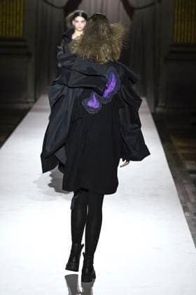 Paris Fashion Week, Yohji Yamamoto Modenschau Défilé Yohji Yamamoto Collection Prêt à Porter Automne Hiver 2025 2026 lors de la Fashion Week de Paris PFW Défilé Yohji Yamamoto Collection Prêt à Porter Automne Hiver 2025 2026 lors de la Fashion Week de Paris PFW le 7 mars 2025 Yohji Yamamoto Fall Winter 2025 2026 Ready to Wear Collection fashion show during Paris Fashion Week PFW on March 7, 2025 Paris France  Copyright: xAgencex xBestimagexAgencex xBestimagex