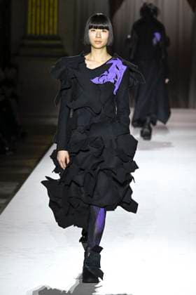 Paris Fashion Week, Yohji Yamamoto Modenschau Défilé Yohji Yamamoto Collection Prêt à Porter Automne Hiver 2025 2026 lors de la Fashion Week de Paris PFW Défilé Yohji Yamamoto Collection Prêt à Porter Automne Hiver 2025 2026 lors de la Fashion Week de Paris PFW le 7 mars 2025 Yohji Yamamoto Fall Winter 2025 2026 Ready to Wear Collection fashion show during Paris Fashion Week PFW on March 7, 2025 Paris France  Copyright: xAgencex xBestimagexAgencex xBestimagex