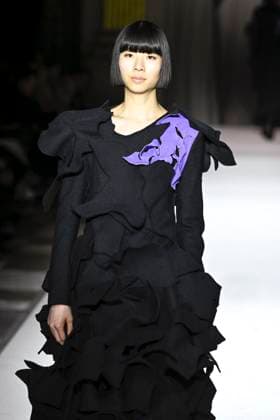 Paris Fashion Week, Yohji Yamamoto Modenschau Défilé Yohji Yamamoto Collection Prêt à Porter Automne Hiver 2025 2026 lors de la Fashion Week de Paris PFW Défilé Yohji Yamamoto Collection Prêt à Porter Automne Hiver 2025 2026 lors de la Fashion Week de Paris PFW le 7 mars 2025 Yohji Yamamoto Fall Winter 2025 2026 Ready to Wear Collection fashion show during Paris Fashion Week PFW on March 7, 2025 Paris France  Copyright: xAgencex xBestimagexAgencex xBestimagex
