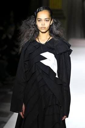 Paris Fashion Week, Yohji Yamamoto Modenschau Défilé Yohji Yamamoto Collection Prêt à Porter Automne Hiver 2025 2026 lors de la Fashion Week de Paris PFW Défilé Yohji Yamamoto Collection Prêt à Porter Automne Hiver 2025 2026 lors de la Fashion Week de Paris PFW le 7 mars 2025 Yohji Yamamoto Fall Winter 2025 2026 Ready to Wear Collection fashion show during Paris Fashion Week PFW on March 7, 2025 Paris France  Copyright: xAgencex xBestimagexAgencex xBestimagex