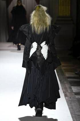 Paris Fashion Week, Yohji Yamamoto Modenschau Défilé Yohji Yamamoto Collection Prêt à Porter Automne Hiver 2025 2026 lors de la Fashion Week de Paris PFW Défilé Yohji Yamamoto Collection Prêt à Porter Automne Hiver 2025 2026 lors de la Fashion Week de Paris PFW le 7 mars 2025 Yohji Yamamoto Fall Winter 2025 2026 Ready to Wear Collection fashion show during Paris Fashion Week PFW on March 7, 2025 Paris France  Copyright: xAgencex xBestimagexAgencex xBestimagex