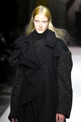 Paris Fashion Week, Yohji Yamamoto Modenschau Défilé Yohji Yamamoto Collection Prêt à Porter Automne Hiver 2025 2026 lors de la Fashion Week de Paris PFW Défilé Yohji Yamamoto Collection Prêt à Porter Automne Hiver 2025 2026 lors de la Fashion Week de Paris PFW le 7 mars 2025 Yohji Yamamoto Fall Winter 2025 2026 Ready to Wear Collection fashion show during Paris Fashion Week PFW on March 7, 2025 Paris France  Copyright: xAgencex xBestimagexAgencex xBestimagex