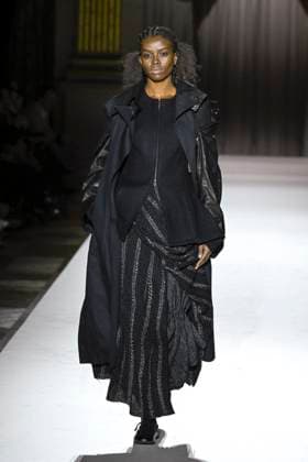 Paris Fashion Week, Yohji Yamamoto Modenschau Défilé Yohji Yamamoto Collection Prêt à Porter Automne Hiver 2025 2026 lors de la Fashion Week de Paris PFW Défilé Yohji Yamamoto Collection Prêt à Porter Automne Hiver 2025 2026 lors de la Fashion Week de Paris PFW le 7 mars 2025 Yohji Yamamoto Fall Winter 2025 2026 Ready to Wear Collection fashion show during Paris Fashion Week PFW on March 7, 2025 Paris France  Copyright: xAgencex xBestimagexAgencex xBestimagex