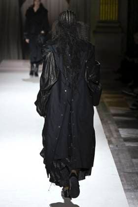 Paris Fashion Week, Yohji Yamamoto Modenschau Défilé Yohji Yamamoto Collection Prêt à Porter Automne Hiver 2025 2026 lors de la Fashion Week de Paris PFW Défilé Yohji Yamamoto Collection Prêt à Porter Automne Hiver 2025 2026 lors de la Fashion Week de Paris PFW le 7 mars 2025 Yohji Yamamoto Fall Winter 2025 2026 Ready to Wear Collection fashion show during Paris Fashion Week PFW on March 7, 2025 Paris France  Copyright: xAgencex xBestimagexAgencex xBestimagex