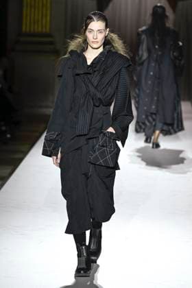 Paris Fashion Week, Yohji Yamamoto Modenschau Défilé Yohji Yamamoto Collection Prêt à Porter Automne Hiver 2025 2026 lors de la Fashion Week de Paris PFW Défilé Yohji Yamamoto Collection Prêt à Porter Automne Hiver 2025 2026 lors de la Fashion Week de Paris PFW le 7 mars 2025 Yohji Yamamoto Fall Winter 2025 2026 Ready to Wear Collection fashion show during Paris Fashion Week PFW on March 7, 2025 Paris France  Copyright: xAgencex xBestimagexAgencex xBestimagex