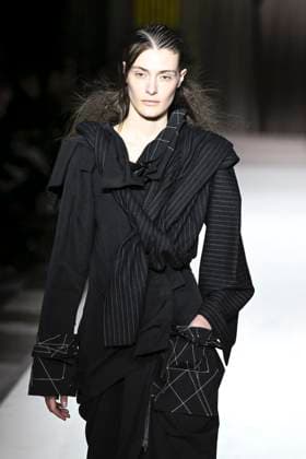 Paris Fashion Week, Yohji Yamamoto Modenschau Défilé Yohji Yamamoto Collection Prêt à Porter Automne Hiver 2025 2026 lors de la Fashion Week de Paris PFW Défilé Yohji Yamamoto Collection Prêt à Porter Automne Hiver 2025 2026 lors de la Fashion Week de Paris PFW le 7 mars 2025 Yohji Yamamoto Fall Winter 2025 2026 Ready to Wear Collection fashion show during Paris Fashion Week PFW on March 7, 2025 Paris France  Copyright: xAgencex xBestimagexAgencex xBestimagex