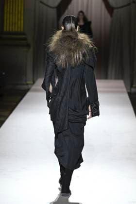 Paris Fashion Week, Yohji Yamamoto Modenschau Défilé Yohji Yamamoto Collection Prêt à Porter Automne Hiver 2025 2026 lors de la Fashion Week de Paris PFW Défilé Yohji Yamamoto Collection Prêt à Porter Automne Hiver 2025 2026 lors de la Fashion Week de Paris PFW le 7 mars 2025 Yohji Yamamoto Fall Winter 2025 2026 Ready to Wear Collection fashion show during Paris Fashion Week PFW on March 7, 2025 Paris France  Copyright: xAgencex xBestimagexAgencex xBestimagex