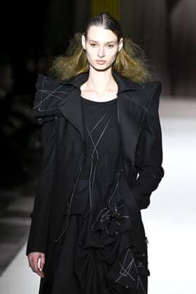 Paris Fashion Week, Yohji Yamamoto Modenschau Défilé Yohji Yamamoto Collection Prêt à Porter Automne Hiver 2025 2026 lors de la Fashion Week de Paris PFW Défilé Yohji Yamamoto Collection Prêt à Porter Automne Hiver 2025 2026 lors de la Fashion Week de Paris PFW le 7 mars 2025 Yohji Yamamoto Fall Winter 2025 2026 Ready to Wear Collection fashion show during Paris Fashion Week PFW on March 7, 2025 Paris France  Copyright: xAgencex xBestimagexAgencex xBestimagex