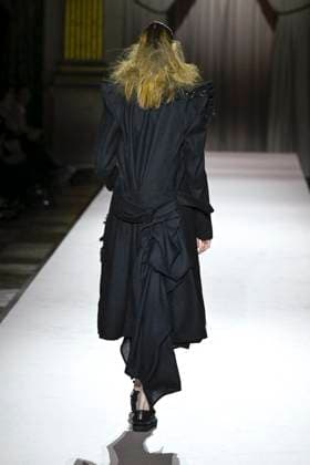 Paris Fashion Week, Yohji Yamamoto Modenschau Défilé Yohji Yamamoto Collection Prêt à Porter Automne Hiver 2025 2026 lors de la Fashion Week de Paris PFW Défilé Yohji Yamamoto Collection Prêt à Porter Automne Hiver 2025 2026 lors de la Fashion Week de Paris PFW le 7 mars 2025 Yohji Yamamoto Fall Winter 2025 2026 Ready to Wear Collection fashion show during Paris Fashion Week PFW on March 7, 2025 Paris France  Copyright: xAgencex xBestimagexAgencex xBestimagex
