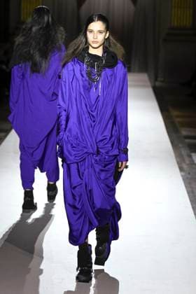 Paris Fashion Week, Yohji Yamamoto Modenschau Défilé Yohji Yamamoto Collection Prêt à Porter Automne Hiver 2025 2026 lors de la Fashion Week de Paris PFW Défilé Yohji Yamamoto Collection Prêt à Porter Automne Hiver 2025 2026 lors de la Fashion Week de Paris PFW le 7 mars 2025 Yohji Yamamoto Fall Winter 2025 2026 Ready to Wear Collection fashion show during Paris Fashion Week PFW on March 7, 2025 Paris France  Copyright: xAgencex xBestimagexAgencex xBestimagex