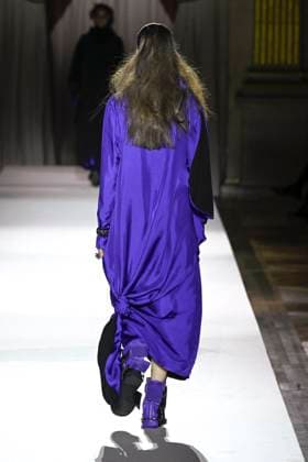 Paris Fashion Week, Yohji Yamamoto Modenschau Défilé Yohji Yamamoto Collection Prêt à Porter Automne Hiver 2025 2026 lors de la Fashion Week de Paris PFW Défilé Yohji Yamamoto Collection Prêt à Porter Automne Hiver 2025 2026 lors de la Fashion Week de Paris PFW le 7 mars 2025 Yohji Yamamoto Fall Winter 2025 2026 Ready to Wear Collection fashion show during Paris Fashion Week PFW on March 7, 2025 Paris France  Copyright: xAgencex xBestimagexAgencex xBestimagex