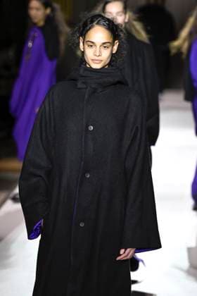 Paris Fashion Week, Yohji Yamamoto Modenschau Défilé Yohji Yamamoto Collection Prêt à Porter Automne Hiver 2025 2026 lors de la Fashion Week de Paris PFW Défilé Yohji Yamamoto Collection Prêt à Porter Automne Hiver 2025 2026 lors de la Fashion Week de Paris PFW le 7 mars 2025 Yohji Yamamoto Fall Winter 2025 2026 Ready to Wear Collection fashion show during Paris Fashion Week PFW on March 7, 2025 Paris France  Copyright: xAgencex xBestimagexAgencex xBestimagex