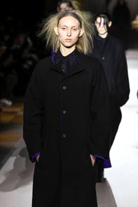 Paris Fashion Week, Yohji Yamamoto Modenschau Défilé Yohji Yamamoto Collection Prêt à Porter Automne Hiver 2025 2026 lors de la Fashion Week de Paris PFW Défilé Yohji Yamamoto Collection Prêt à Porter Automne Hiver 2025 2026 lors de la Fashion Week de Paris PFW le 7 mars 2025 Yohji Yamamoto Fall Winter 2025 2026 Ready to Wear Collection fashion show during Paris Fashion Week PFW on March 7, 2025 Paris France  Copyright: xAgencex xBestimagexAgencex xBestimagex