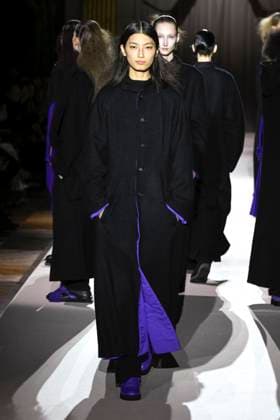 Paris Fashion Week, Yohji Yamamoto Modenschau Défilé Yohji Yamamoto Collection Prêt à Porter Automne Hiver 2025 2026 lors de la Fashion Week de Paris PFW Défilé Yohji Yamamoto Collection Prêt à Porter Automne Hiver 2025 2026 lors de la Fashion Week de Paris PFW le 7 mars 2025 Yohji Yamamoto Fall Winter 2025 2026 Ready to Wear Collection fashion show during Paris Fashion Week PFW on March 7, 2025 Paris France  Copyright: xAgencex xBestimagexAgencex xBestimagex