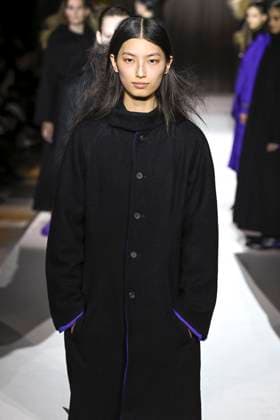 Paris Fashion Week, Yohji Yamamoto Modenschau Défilé Yohji Yamamoto Collection Prêt à Porter Automne Hiver 2025 2026 lors de la Fashion Week de Paris PFW Défilé Yohji Yamamoto Collection Prêt à Porter Automne Hiver 2025 2026 lors de la Fashion Week de Paris PFW le 7 mars 2025 Yohji Yamamoto Fall Winter 2025 2026 Ready to Wear Collection fashion show during Paris Fashion Week PFW on March 7, 2025 Paris France  Copyright: xAgencex xBestimagexAgencex xBestimagex