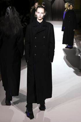 Paris Fashion Week, Yohji Yamamoto Modenschau Défilé Yohji Yamamoto Collection Prêt à Porter Automne Hiver 2025 2026 lors de la Fashion Week de Paris PFW Défilé Yohji Yamamoto Collection Prêt à Porter Automne Hiver 2025 2026 lors de la Fashion Week de Paris PFW le 7 mars 2025 Yohji Yamamoto Fall Winter 2025 2026 Ready to Wear Collection fashion show during Paris Fashion Week PFW on March 7, 2025 Paris France  Copyright: xAgencex xBestimagexAgencex xBestimagex