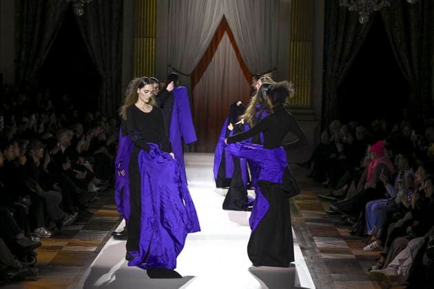 Paris Fashion Week, Yohji Yamamoto Modenschau Défilé Yohji Yamamoto Collection Prêt à Porter Automne Hiver 2025 2026 lors de la Fashion Week de Paris PFW Défilé Yohji Yamamoto Collection Prêt à Porter Automne Hiver 2025 2026 lors de la Fashion Week de Paris PFW le 7 mars 2025 Yohji Yamamoto Fall Winter 2025 2026 Ready to Wear Collection fashion show during Paris Fashion Week PFW on March 7, 2025 Paris France  Copyright: xAgencex xBestimagexAgencex xBestimagex