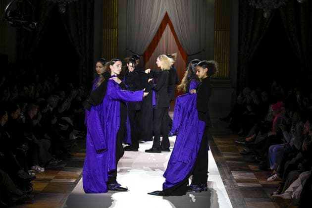 Paris Fashion Week, Yohji Yamamoto Modenschau Défilé Yohji Yamamoto Collection Prêt à Porter Automne Hiver 2025 2026 lors de la Fashion Week de Paris PFW Défilé Yohji Yamamoto Collection Prêt à Porter Automne Hiver 2025 2026 lors de la Fashion Week de Paris PFW le 7 mars 2025 Yohji Yamamoto Fall Winter 2025 2026 Ready to Wear Collection fashion show during Paris Fashion Week PFW on March 7, 2025 Paris France  Copyright: xAgencex xBestimagexAgencex xBestimagex