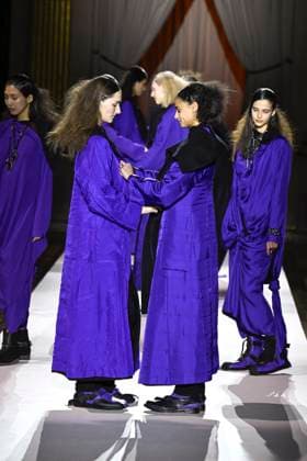 Paris Fashion Week, Yohji Yamamoto Modenschau Défilé Yohji Yamamoto Collection Prêt à Porter Automne Hiver 2025 2026 lors de la Fashion Week de Paris PFW Défilé Yohji Yamamoto Collection Prêt à Porter Automne Hiver 2025 2026 lors de la Fashion Week de Paris PFW le 7 mars 2025 Yohji Yamamoto Fall Winter 2025 2026 Ready to Wear Collection fashion show during Paris Fashion Week PFW on March 7, 2025 Paris France  Copyright: xAgencex xBestimagexAgencex xBestimagex