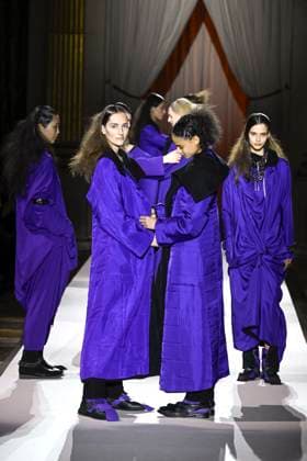 Paris Fashion Week, Yohji Yamamoto Modenschau Défilé Yohji Yamamoto Collection Prêt à Porter Automne Hiver 2025 2026 lors de la Fashion Week de Paris PFW Défilé Yohji Yamamoto Collection Prêt à Porter Automne Hiver 2025 2026 lors de la Fashion Week de Paris PFW le 7 mars 2025 Yohji Yamamoto Fall Winter 2025 2026 Ready to Wear Collection fashion show during Paris Fashion Week PFW on March 7, 2025 Paris France  Copyright: xAgencex xBestimagexAgencex xBestimagex