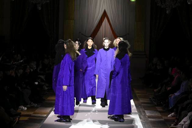 Paris Fashion Week, Yohji Yamamoto Modenschau Défilé Yohji Yamamoto Collection Prêt à Porter Automne Hiver 2025 2026 lors de la Fashion Week de Paris PFW Défilé Yohji Yamamoto Collection Prêt à Porter Automne Hiver 2025 2026 lors de la Fashion Week de Paris PFW le 7 mars 2025 Yohji Yamamoto Fall Winter 2025 2026 Ready to Wear Collection fashion show during Paris Fashion Week PFW on March 7, 2025 Paris France  Copyright: xAgencex xBestimagexAgencex xBestimagex