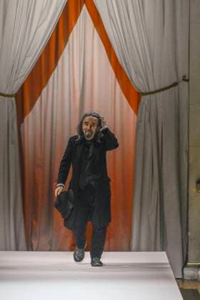 Paris Fashion Week, Yohji Yamamoto Modenschau Yohji Yamamoto Fall Winter 2025 2026 Ready to Wear Collection fashion show during Paris Fashion Week PFW Designer Yohji Yamamoto Yohji Yamamoto Fall Winter 2025 2026 Ready to Wear Collection fashion show during Paris Fashion Week PFW on March 7, 2025 Yohji Yamamoto Fall Winter 2025 2026 Ready to Wear Collection fashion show during Paris Fashion Week PFW on March 7, 2025 Paris France  Copyright: xAgencex xBestimagexAgencex xBestimagex