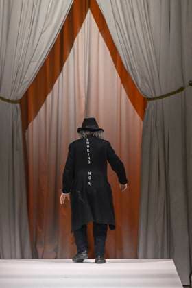 Paris Fashion Week, Yohji Yamamoto Modenschau Yohji Yamamoto Fall Winter 2025 2026 Ready to Wear Collection fashion show during Paris Fashion Week PFW Designer Yohji Yamamoto Yohji Yamamoto Fall Winter 2025 2026 Ready to Wear Collection fashion show during Paris Fashion Week PFW on March 7, 2025 Yohji Yamamoto Fall Winter 2025 2026 Ready to Wear Collection fashion show during Paris Fashion Week PFW on March 7, 2025 Paris France  Copyright: xAgencex xBestimagexAgencex xBestimagex