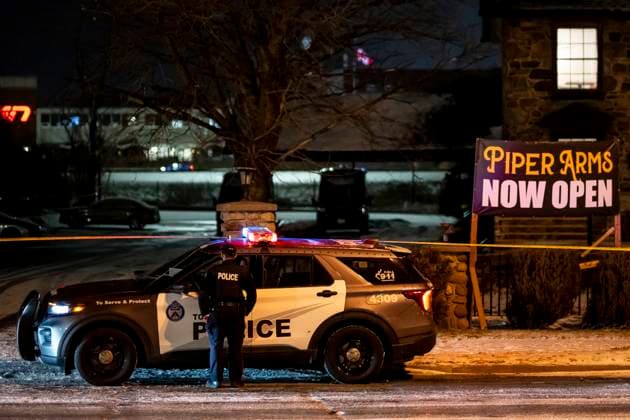 March 8, 2025, Toronto, On, Canada: Toronto Police investigate a mass shooting at the Piper Arms Pub near the Scarborough Town Centre in Toronto on Saturday, March 8, 2025. Toronto Canada  - ZUMAc35_ 20250308_zaf_c35_003 Copyright: xChristopherxKatsarovx