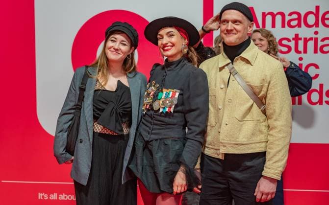 20250307 Red Carpet Verleihung 25. Amadeus Austrian Music Awards WIEN, OESTERREICH - 07. MAERZ: Jazz- und Popsaengerin Anna Buchegger (M.) bei ihrer Ankunft am Redcarpet anlaesslich der Verleihung des 25. Amadeus Austria Music Awards 2025 in der MARX Halle am 07. Maerz 20253 in Wien, Oesterreich. 250307_SEPA_17_137 Copyright: xIsabellexOuvrardx SEPAxMedia