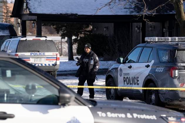 March 8, 2025, Toronto, On, Canada: Police work the scene of a shooting at a pub that left 12 people injured, including six with gunshot wounds, in Toronto, on Saturday, March 8, 2025. Toronto Canada  - ZUMAc35_ 20250308_zaf_c35_013 Copyright: xArlynxMcadoreyx